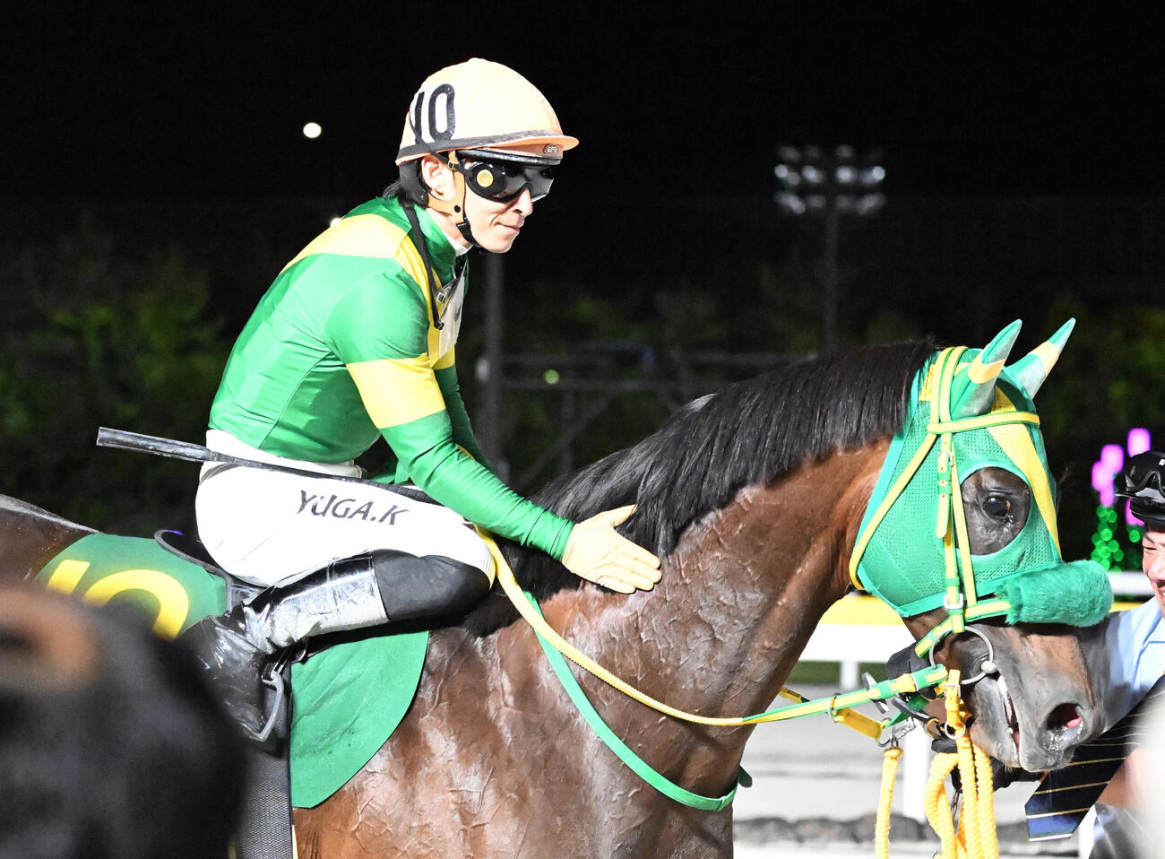 船橋11R、かしわ記念を制し、ウィルソンテソーロをねぎらう川田将雅騎手（撮影・千葉一成）