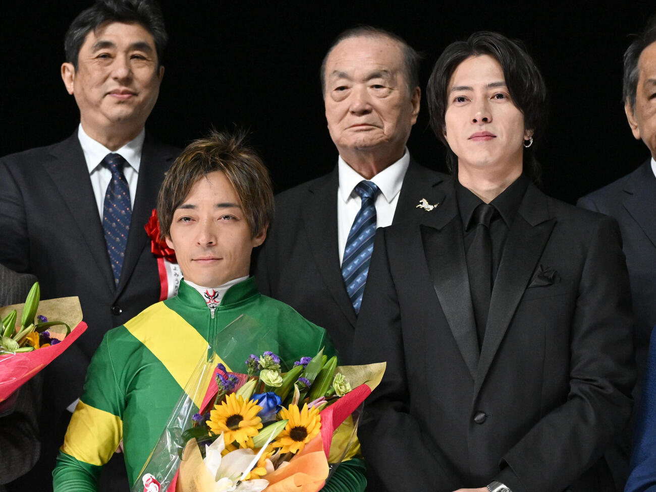 かしわ記念をウィルソンテソーロで制した川田将雅騎手（左）とプレゼンターの山下智久（撮影・千葉一成）