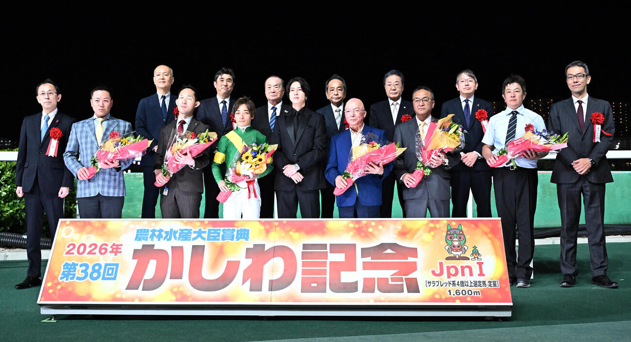 かしわ記念をウィルソンテソーロで制した川田将雅騎手（中央）と記念写真に納まるプレゼンターの山下智久（同右）と関係者（撮影・千葉一成）