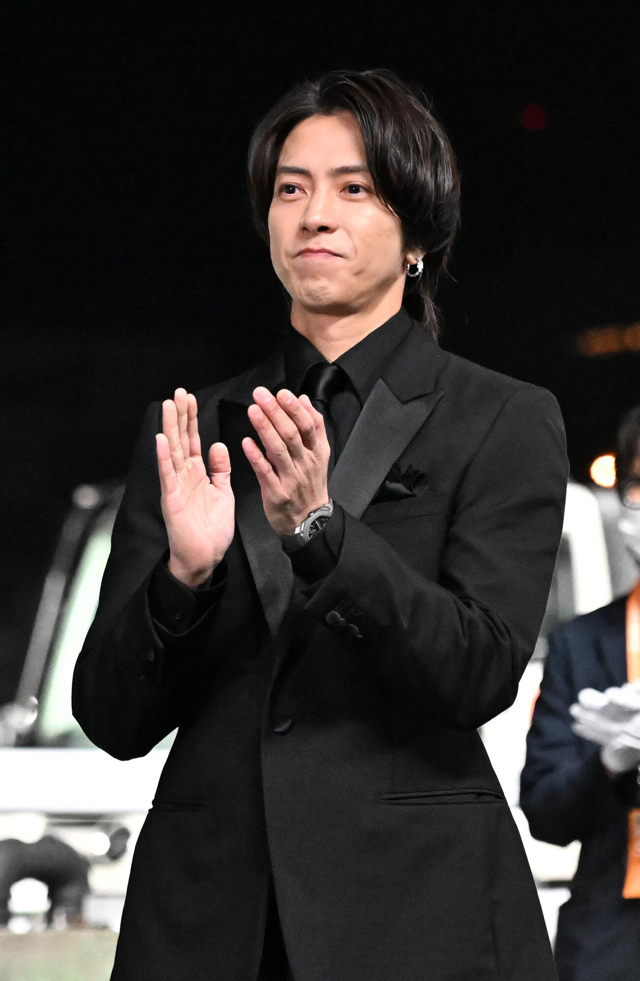 かしわ記念の表彰式に臨むプレゼンターを務めた山下智久（撮影・千葉一成）