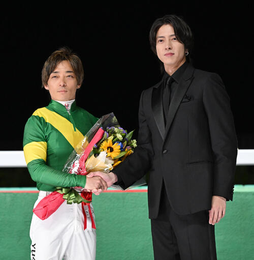 かしわ記念】山下智久が表彰式に登場、川田騎手は多くの人だかりに「山