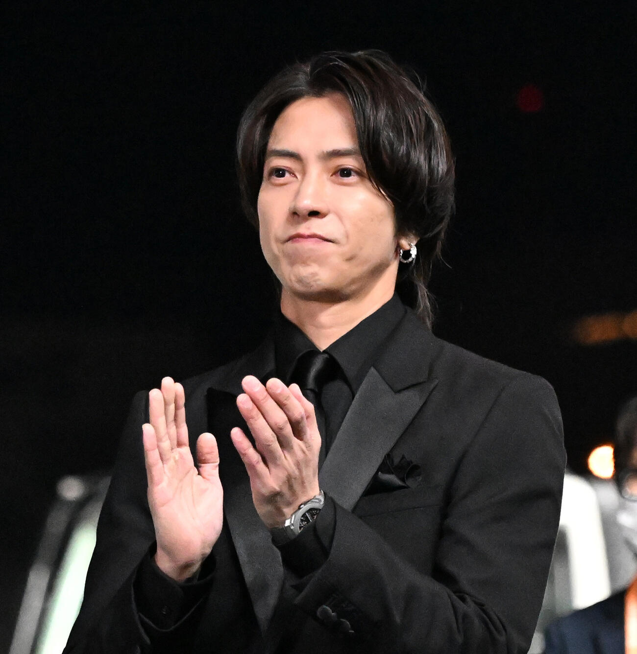 かしわ記念の表彰式に臨むプレゼンターを務めた山下智久（撮影・千葉一成）