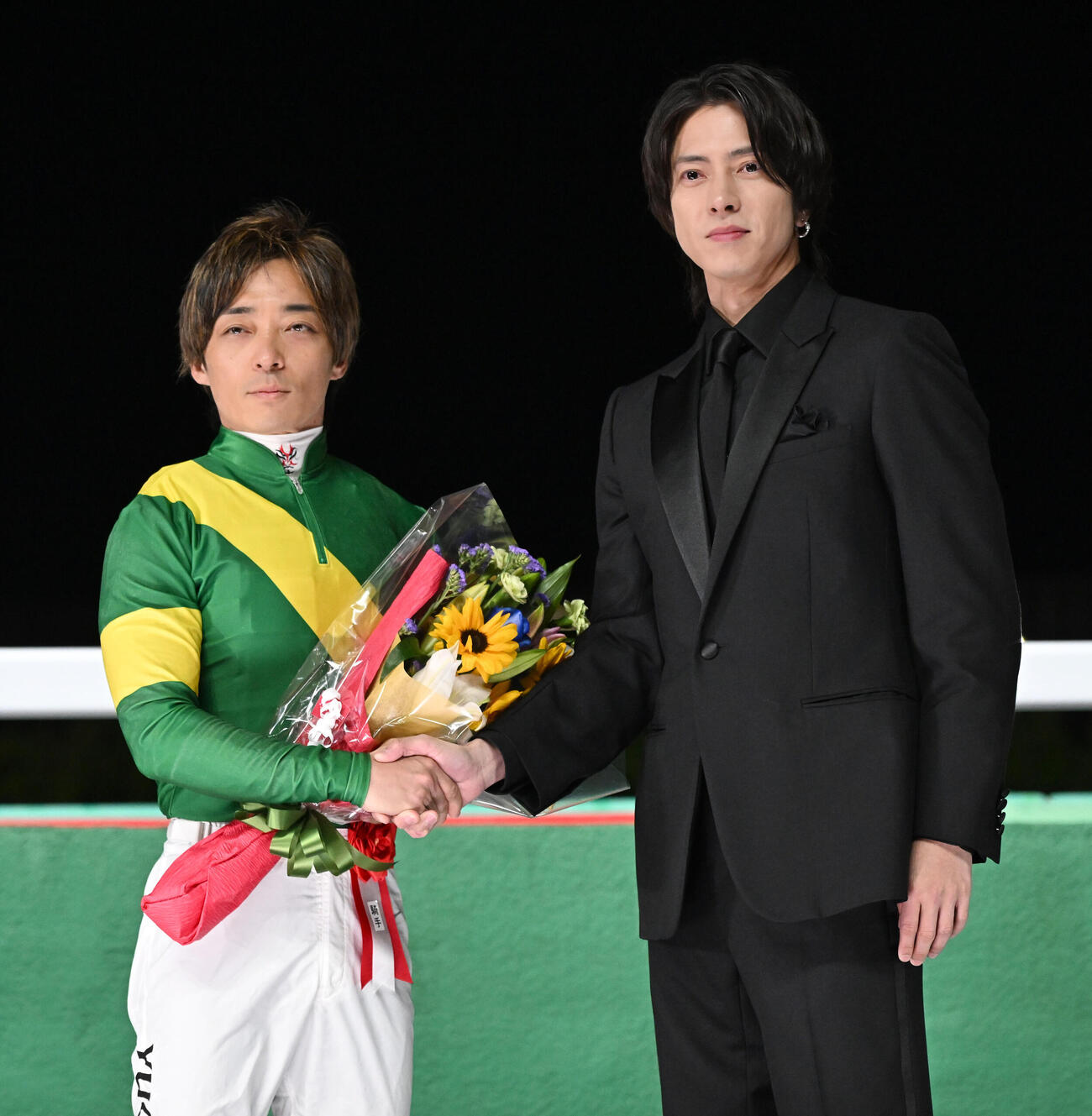 かしわ記念をウィルソンテソーロで制した川田将雅騎手（左）と記念写真に納まるプレゼンターを務めた山下智久（撮影・千葉一成）