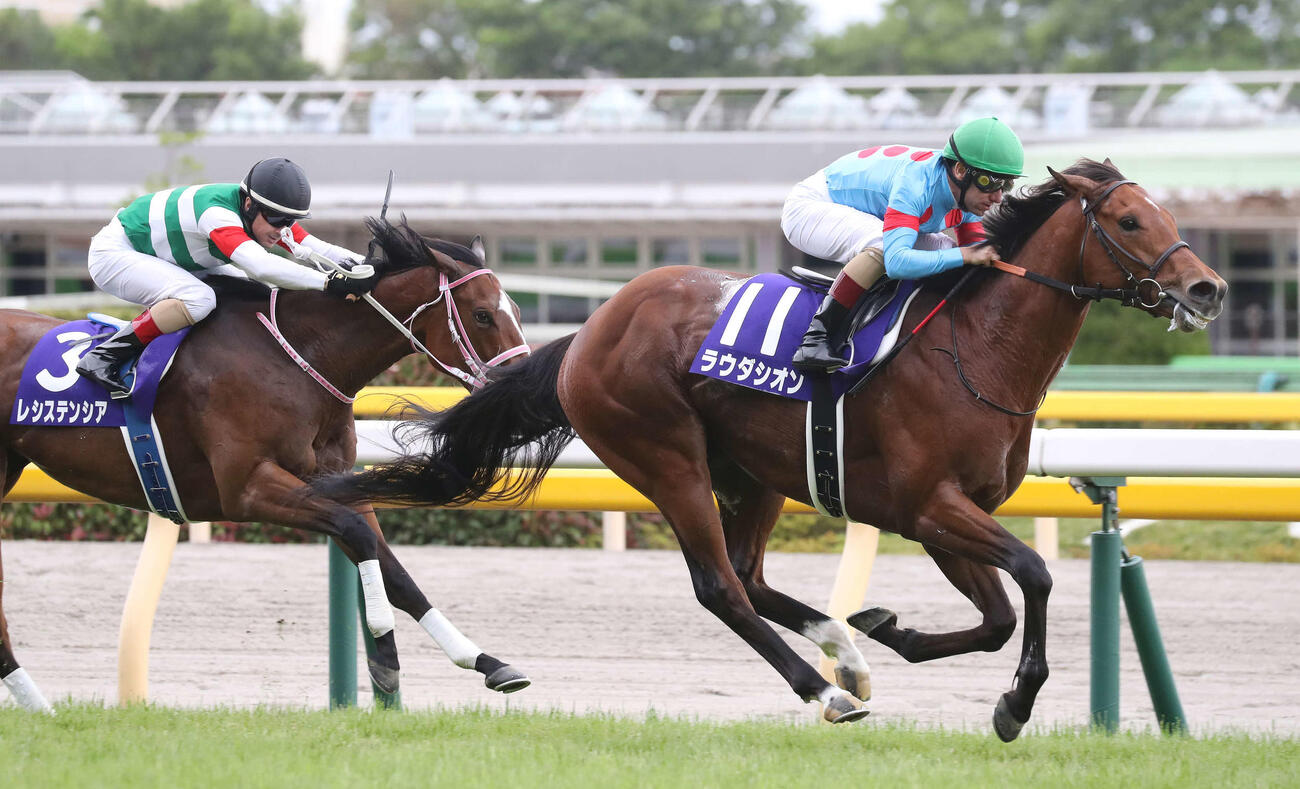 逃げたレシステンシアは２着（左）（2020年5月撮影）