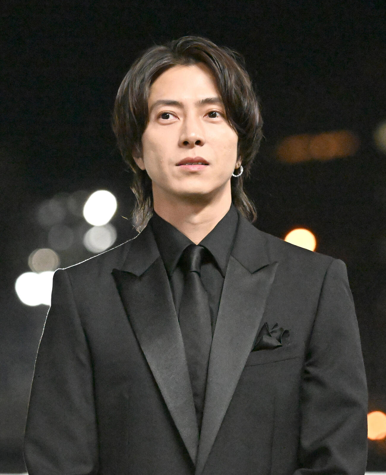 5日、かしわ記念の表彰式でプレゼンターを務めた山下智久