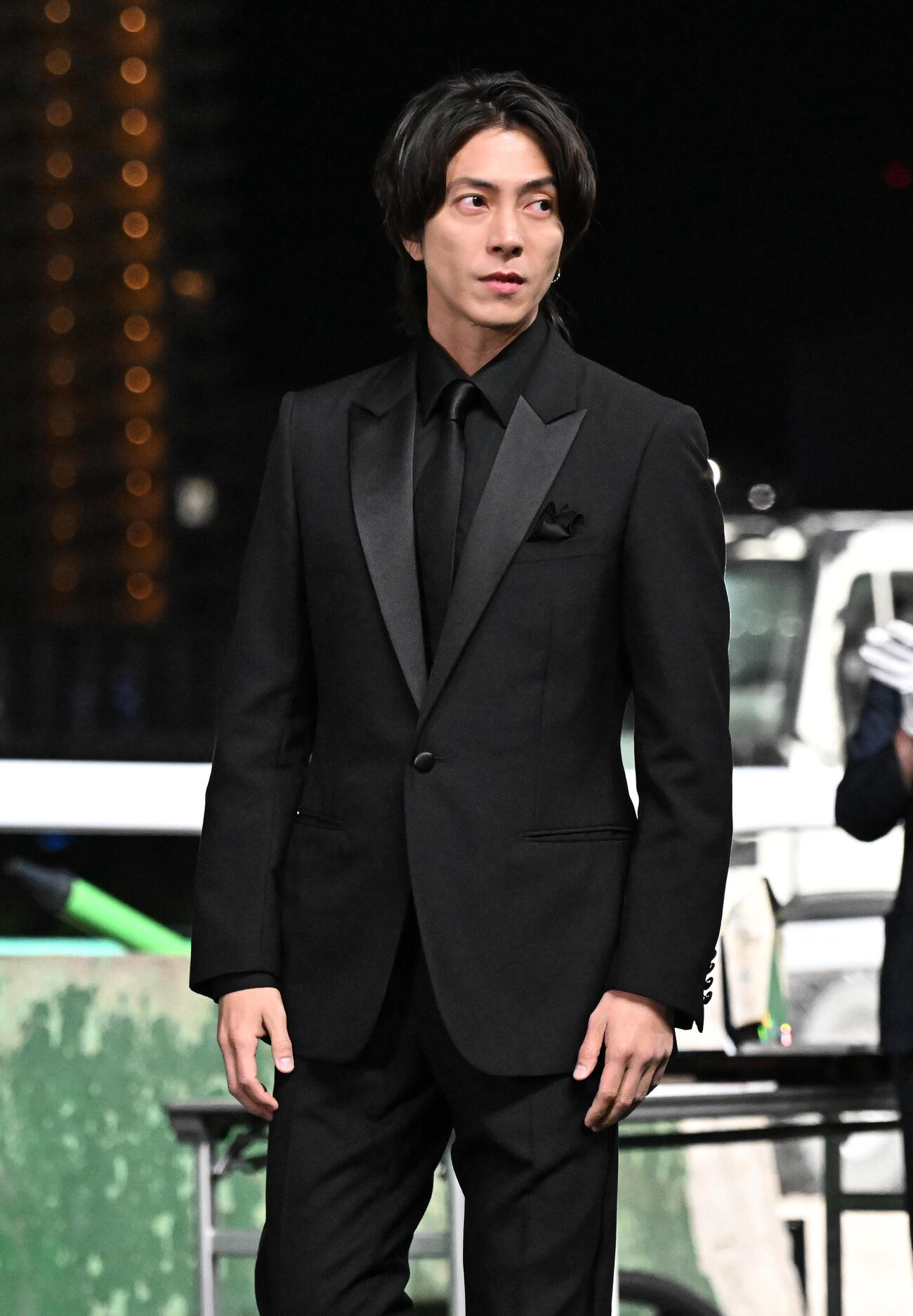 5日、かしわ記念の表彰式に臨むプレゼンターを務めた山下智久
