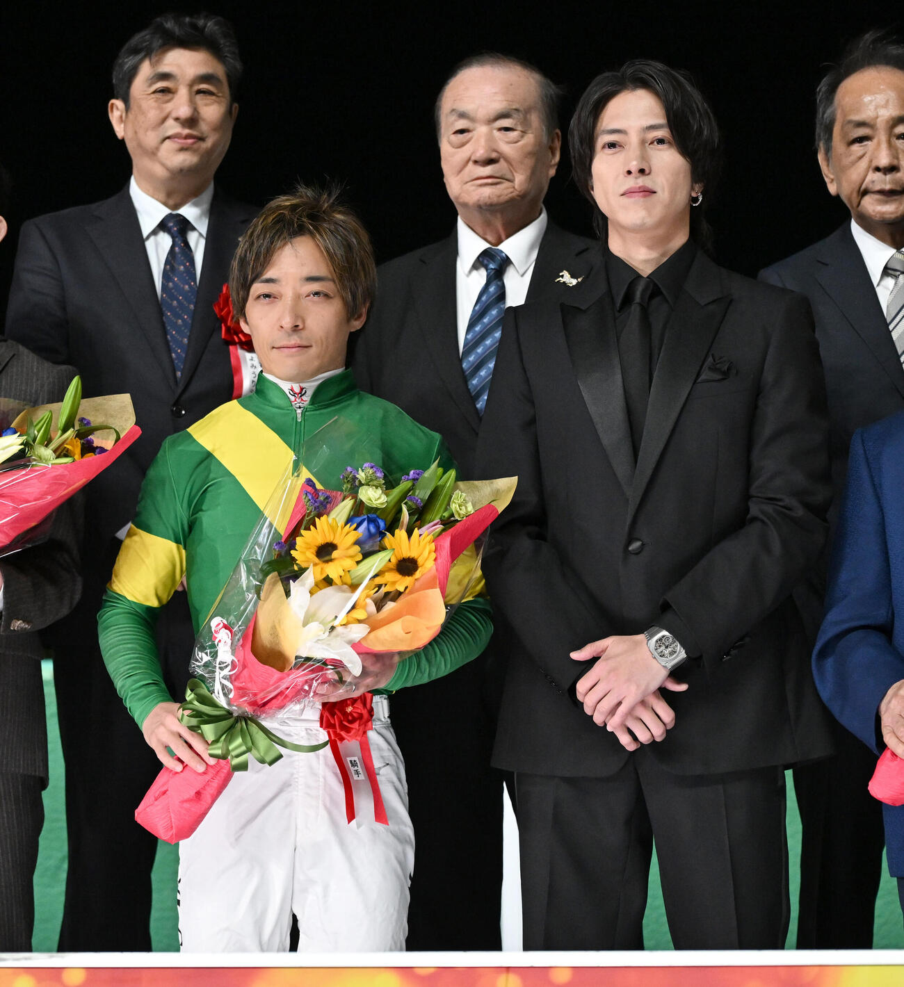5日、川田将雅騎手（左）と記念写真に納まるプレゼンター山下智久