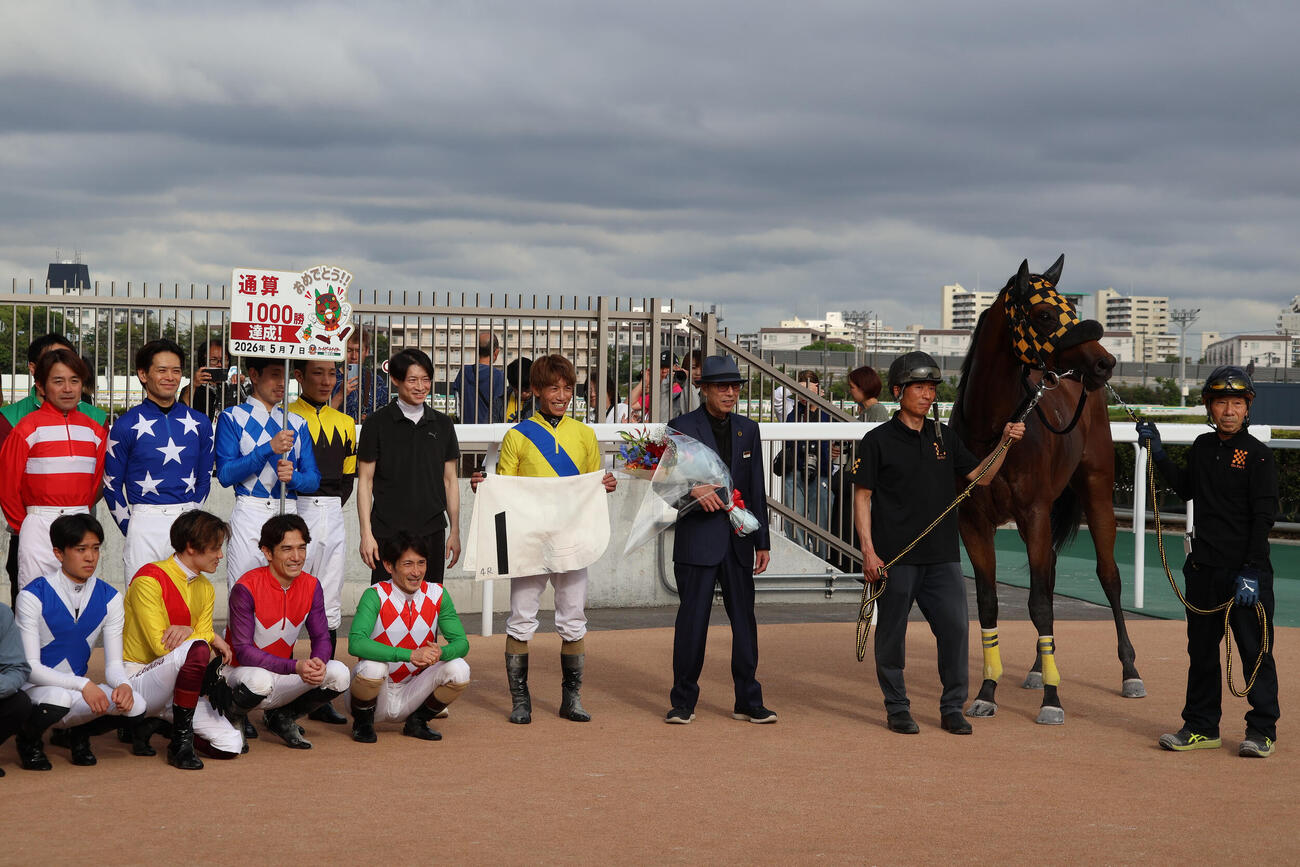 船橋4Rをエピジェネティクスで勝ち地方競馬通算1000勝を達成した船橋の川島正一調教師（右から3人目）