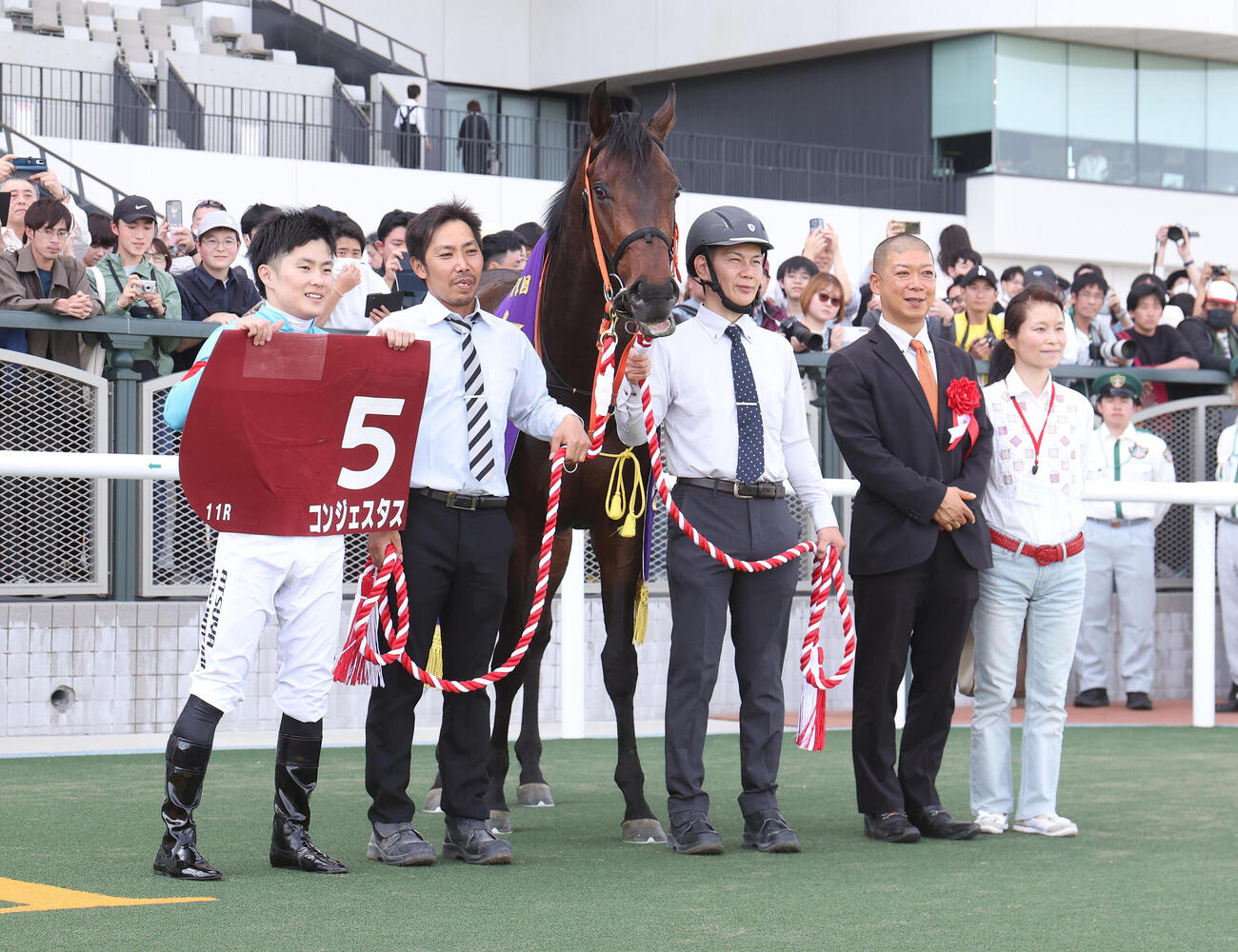 コンジェスタスで京都新聞杯を制し口取りに並ぶ西村淳也騎手（左）（撮影・白石智彦）
