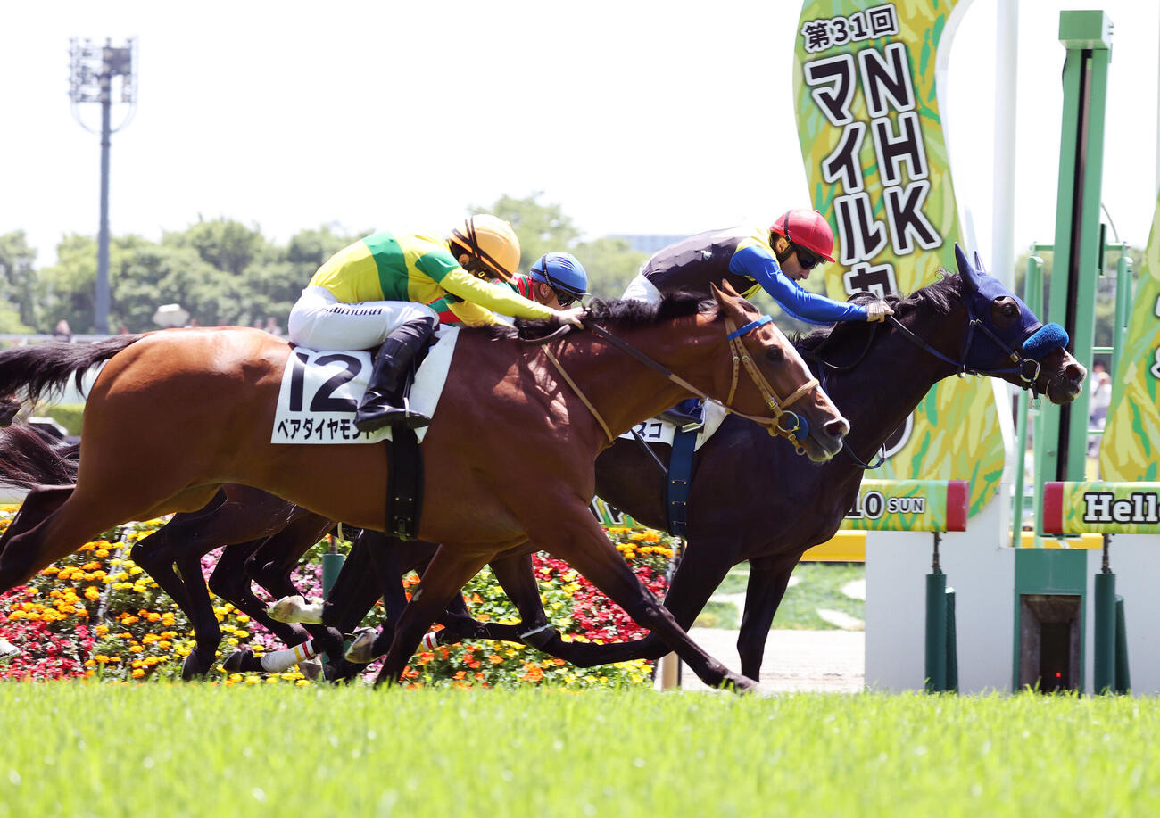 東京4R、3歳未勝利を制したランブルスコ（右）とC・ルメール騎手（撮影・鈴木正人）