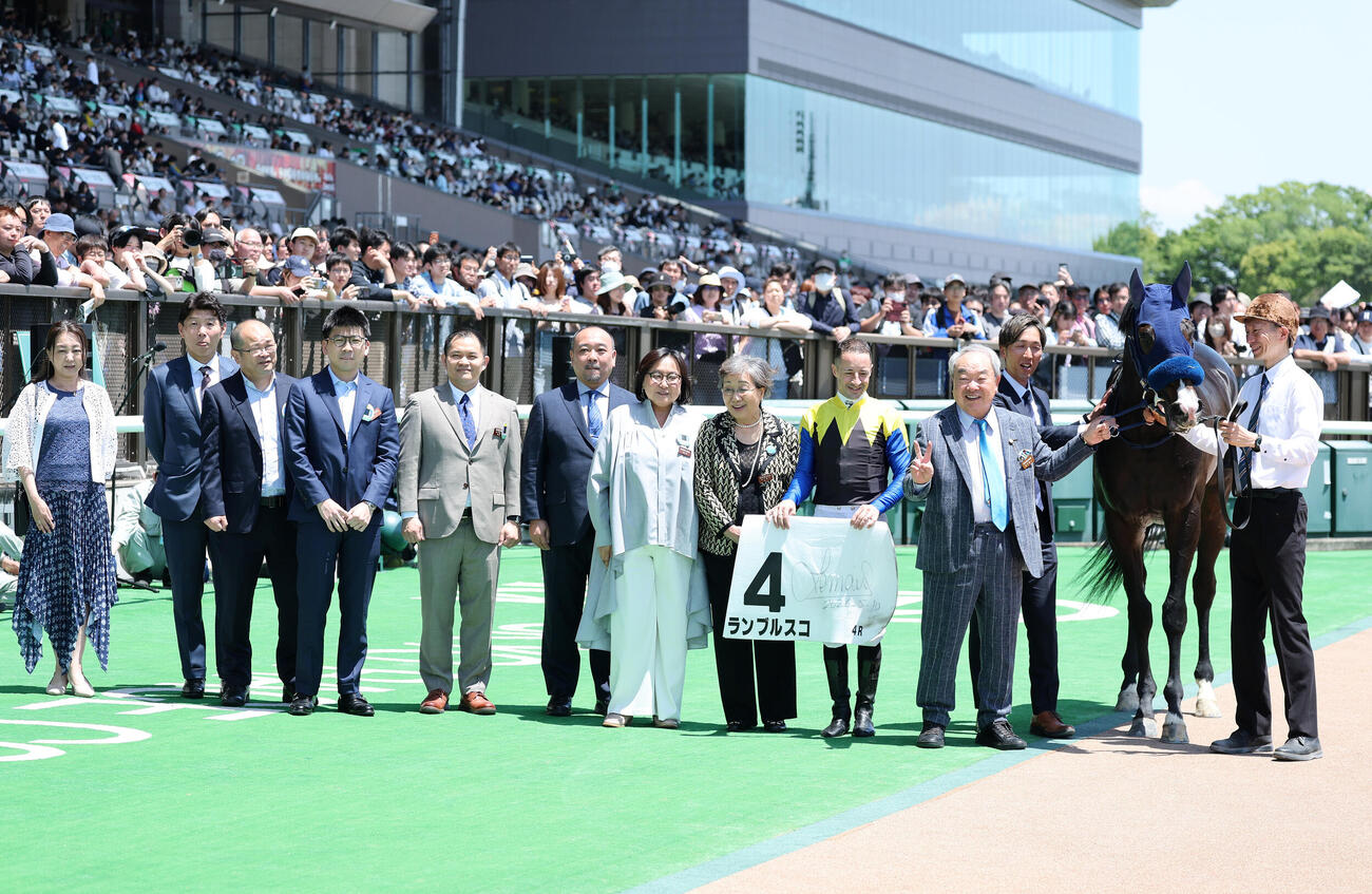 東京4R、3歳未勝利を制したランブルスコと口取りに並ぶC・ルメール騎手（右から4人目）（撮影・鈴木正人）