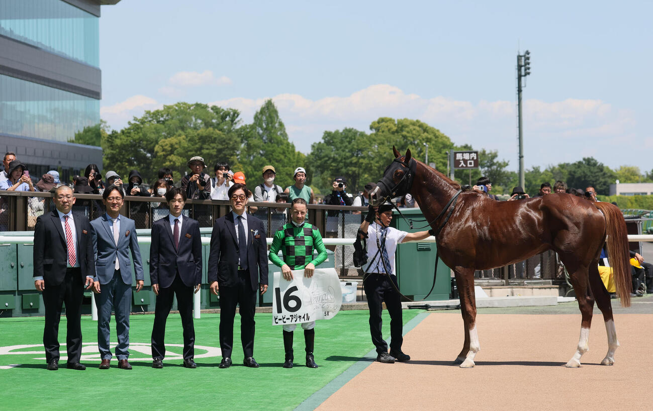 東京5R、3歳1勝クラスを制したビービーアジャイルの口取りをするクリストフ・ルメール騎手と関係者（撮影・丹羽敏通）
