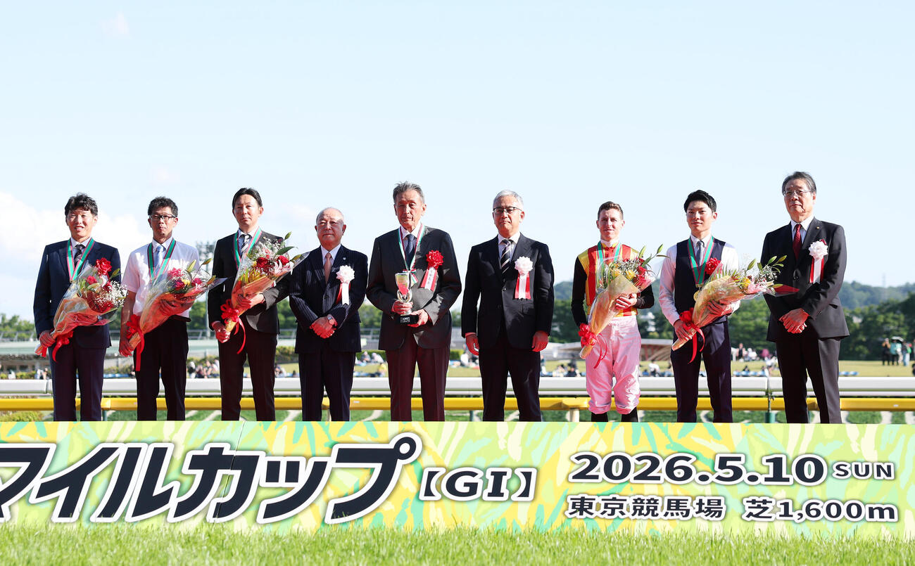 写真に納まるロデオドライブの関係者（撮影・鈴木正人）