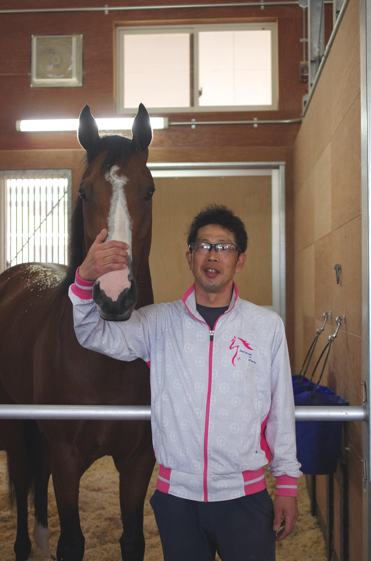 NHKマイルC優勝から一夜明けたロデオドライブと担当の小針助手