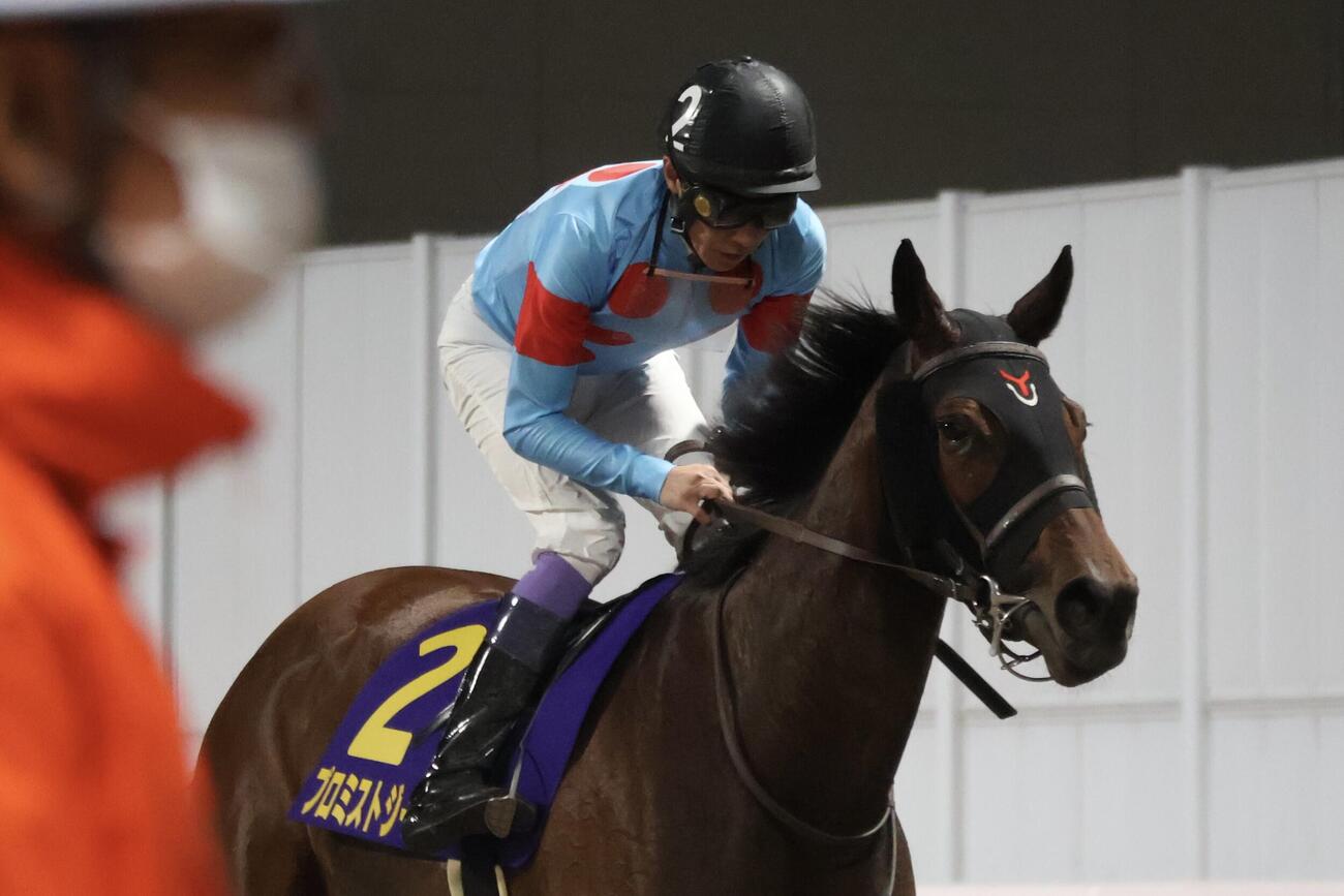 川崎11R・エンプレス杯（Jpn2）　引き揚げてくるプロミストジーンと武豊騎手