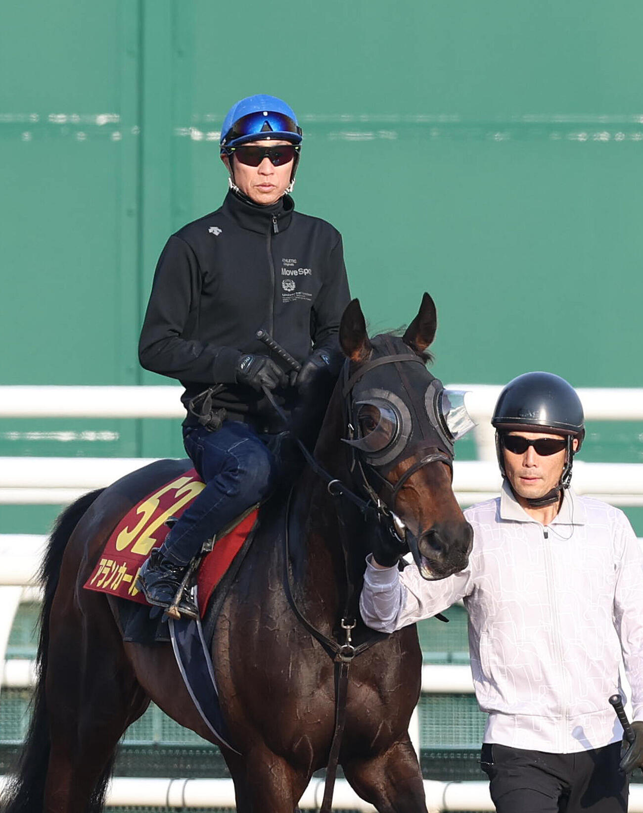 武豊騎手を背に角馬場で運動するアランカール（撮影・白石智彦）