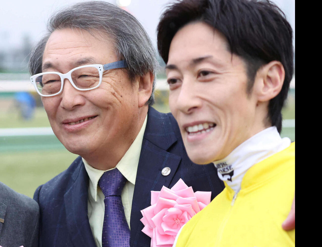 西山茂行オーナー（左）と津村明秀騎手（2025年1月撮影）
