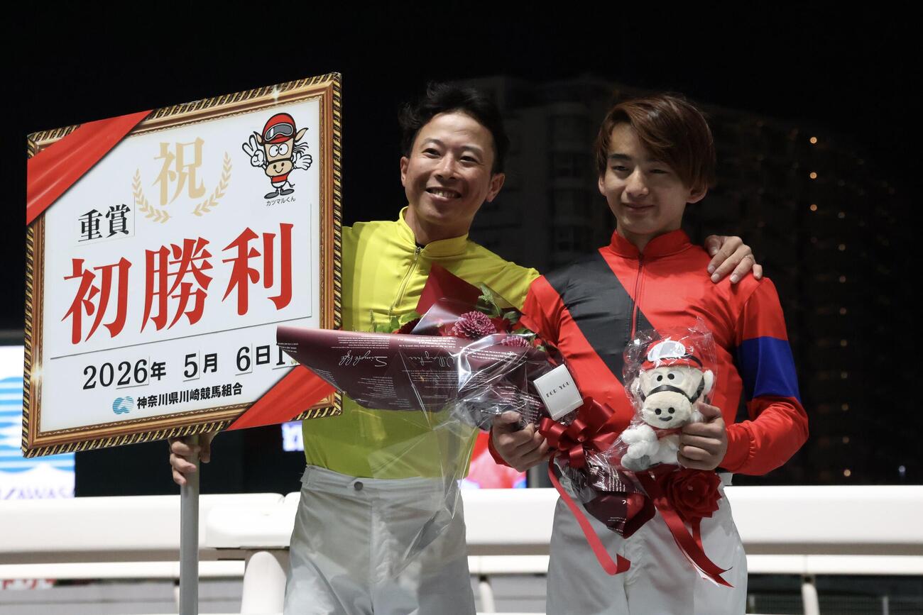 重賞初制覇報告会で町田直希騎手（左）と記念撮影に納まる池谷匠翔騎手（右）＝2026年5月14日