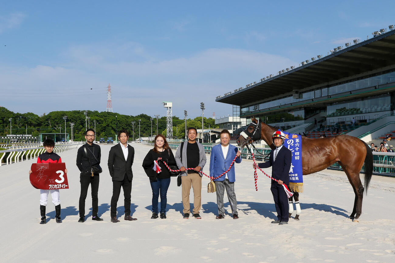 のじぎく賞を制して口取り写真に納まるプリンセスデイジーと西啓太騎手（一番左）（提供・兵庫県競馬組合）