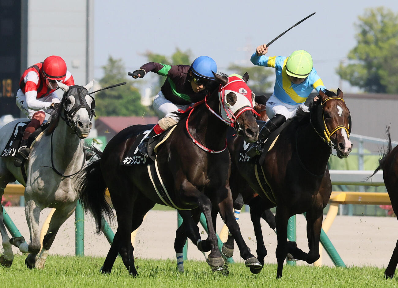 東京11R、六社Sを制したキングスコールと吉田豊騎手（中央）。右は2着スピードリッチ（撮影・丹羽敏通）