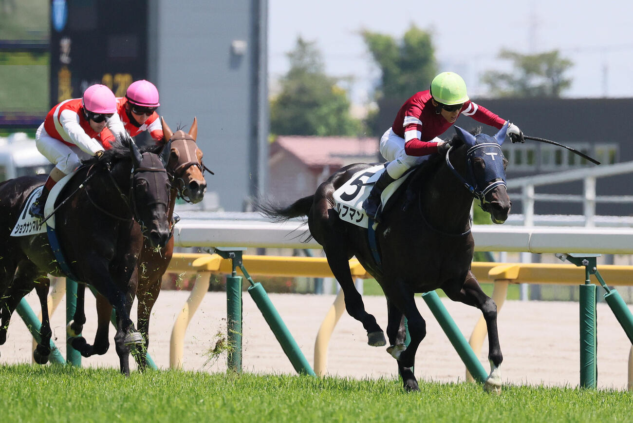 東京5R、3歳未勝利戦を制したウルフマン（右）と津村明秀騎手（撮影・丹羽敏通）