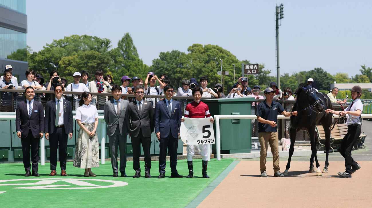 東京5R、3歳未勝利戦を制したウルフマンの口取りをする藤田晋オーナー（右から4人目）（撮影・丹羽敏通）