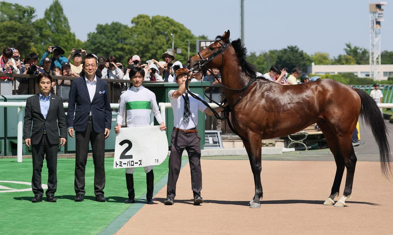 東京7R、3歳1勝クラスを制したトミーバローズの口取りをする清水久嗣調教師と坂井瑠星騎手（撮影・丹羽敏通）