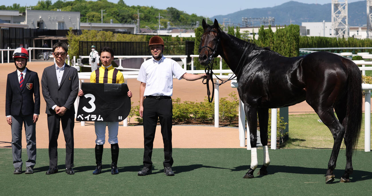 京都9R　白川特別（4歳以上2勝クラス）を制した吉村誠之助騎手とベイラムは口取りに納まる（撮影・西尾就之）
