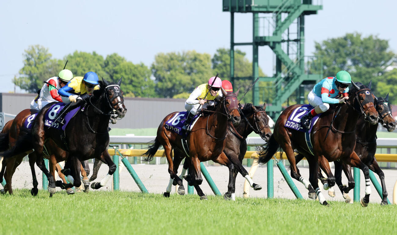 ヴィクトリアM2着に敗れたカムニャック（左）。右は勝ったエンブロイダリー（撮影・鈴木正人）