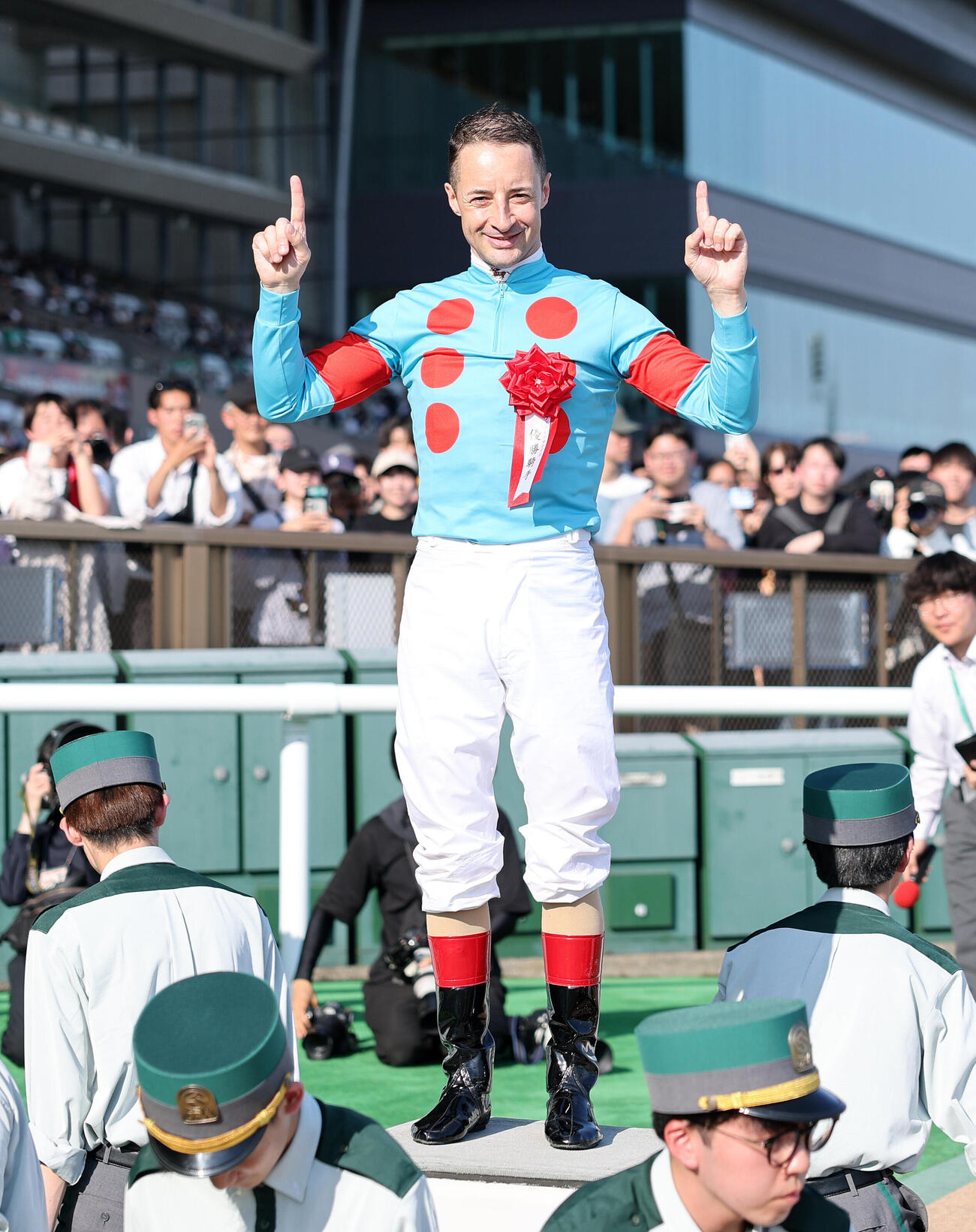 ヴィクトリアMを制しポーズを決めるC・ルメール騎手（撮影・鈴木正人）