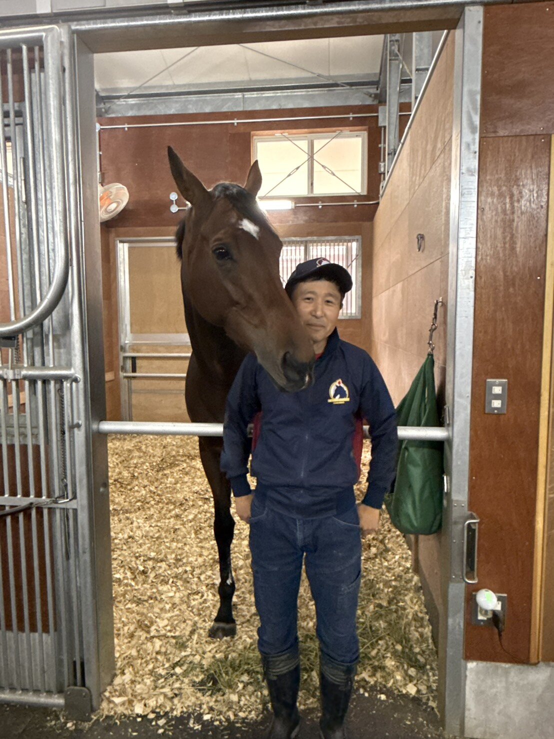 ヴィクトリアマイルを制したエンブロイダリーは激闘から一夜明け、自厩舎の馬房内で静養。担当の及川誠厩務員とじゃれ合う
