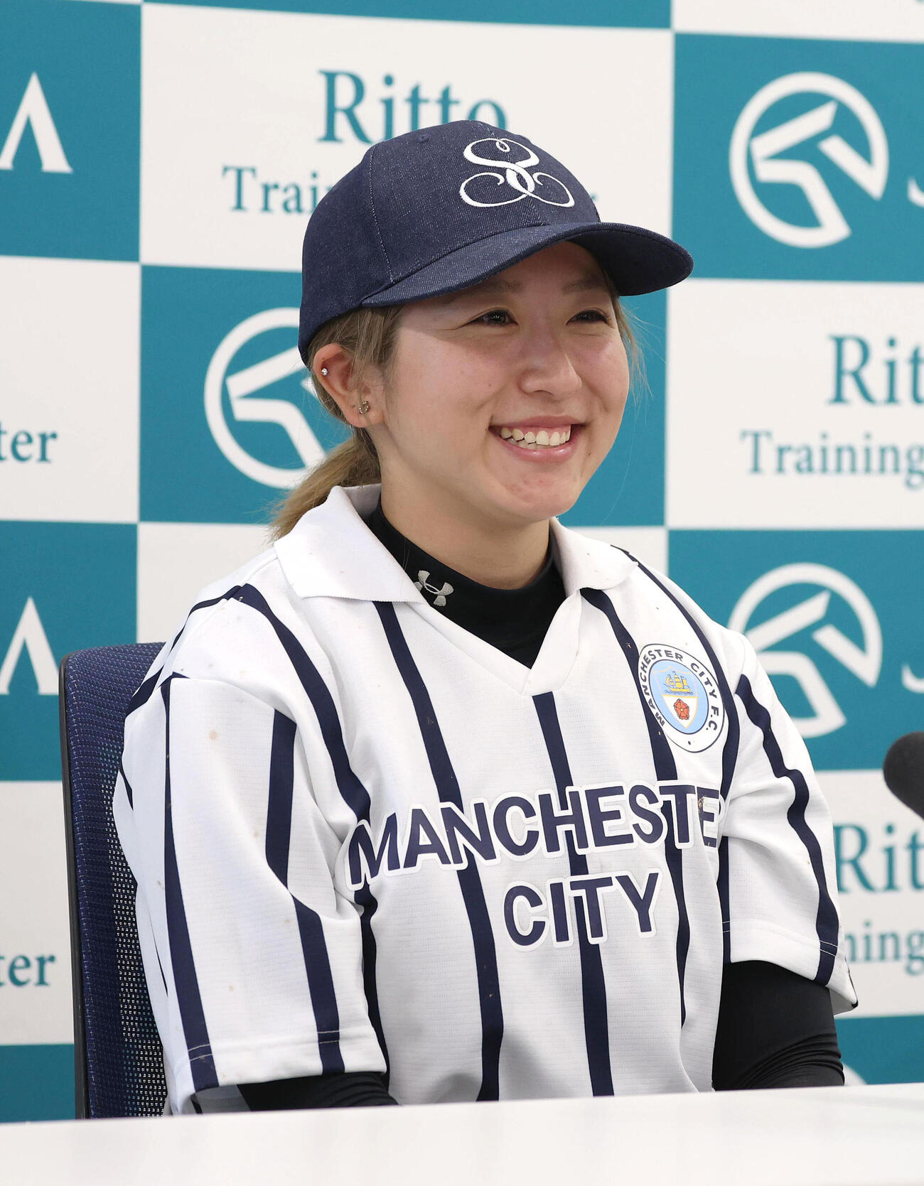 オークスの共同会見で笑顔を見せる今村聖奈騎手（撮影・白石智彦）