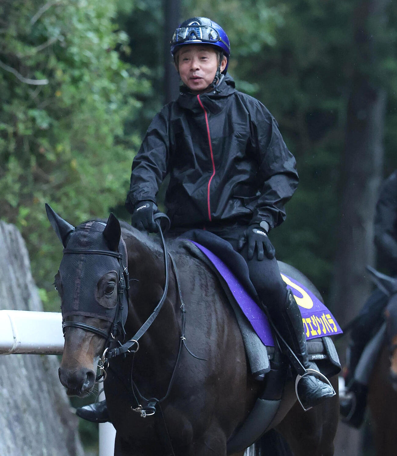 岩田康誠騎手とアスクエジンバラ（2026年4月撮影）