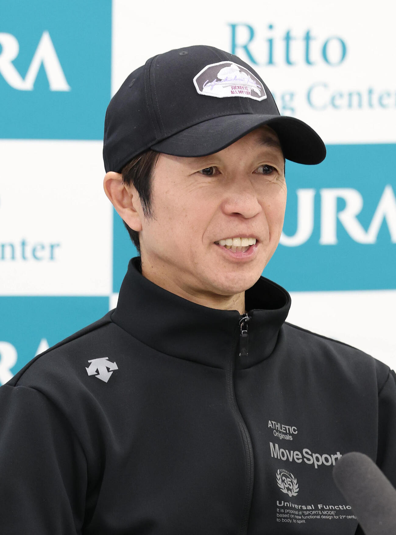 オークスの共同会見で質問に笑顔で答える武豊騎手（撮影・白石智彦）