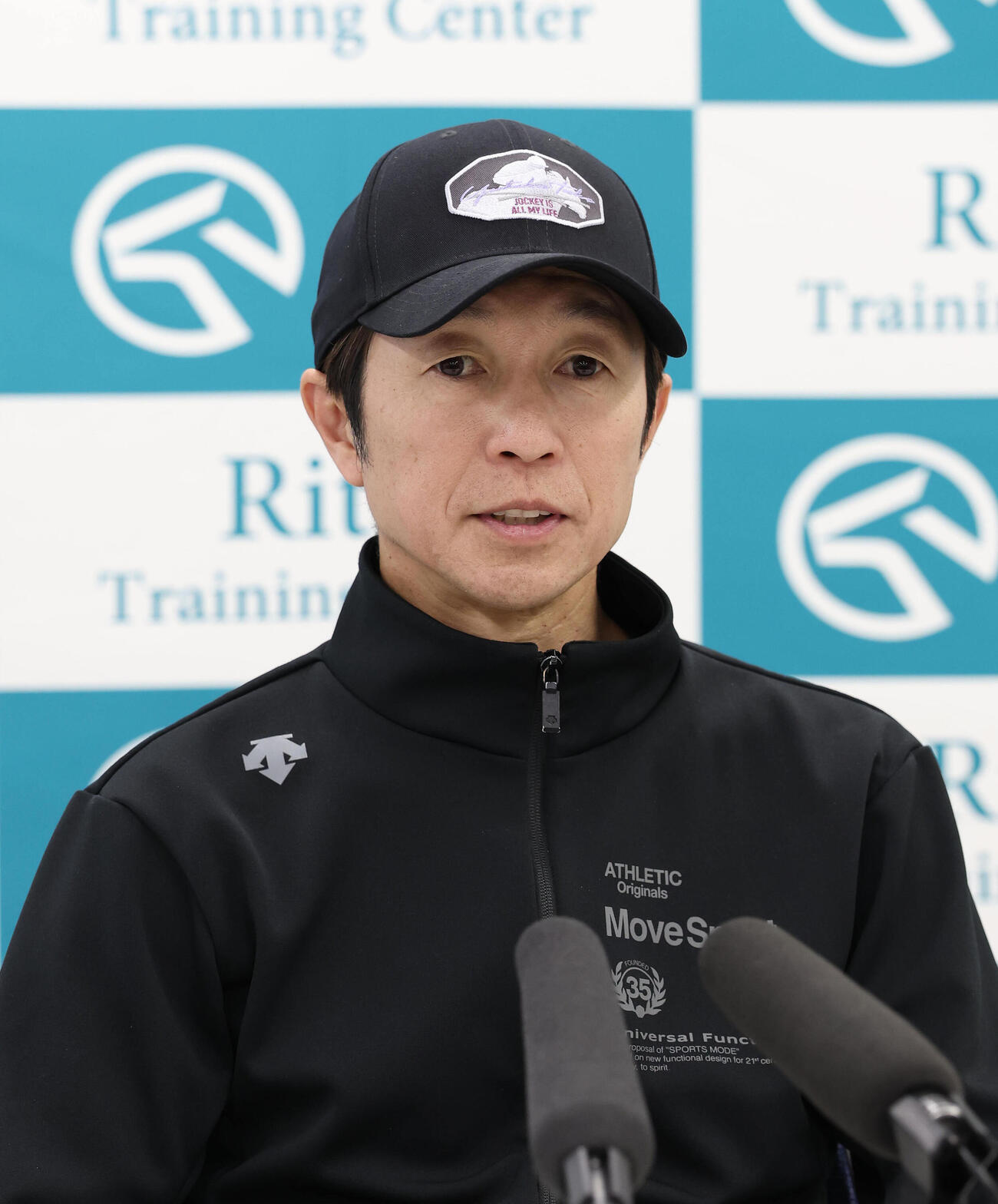オークスの共同会見で質問に答える武豊騎手（撮影・白石智彦）