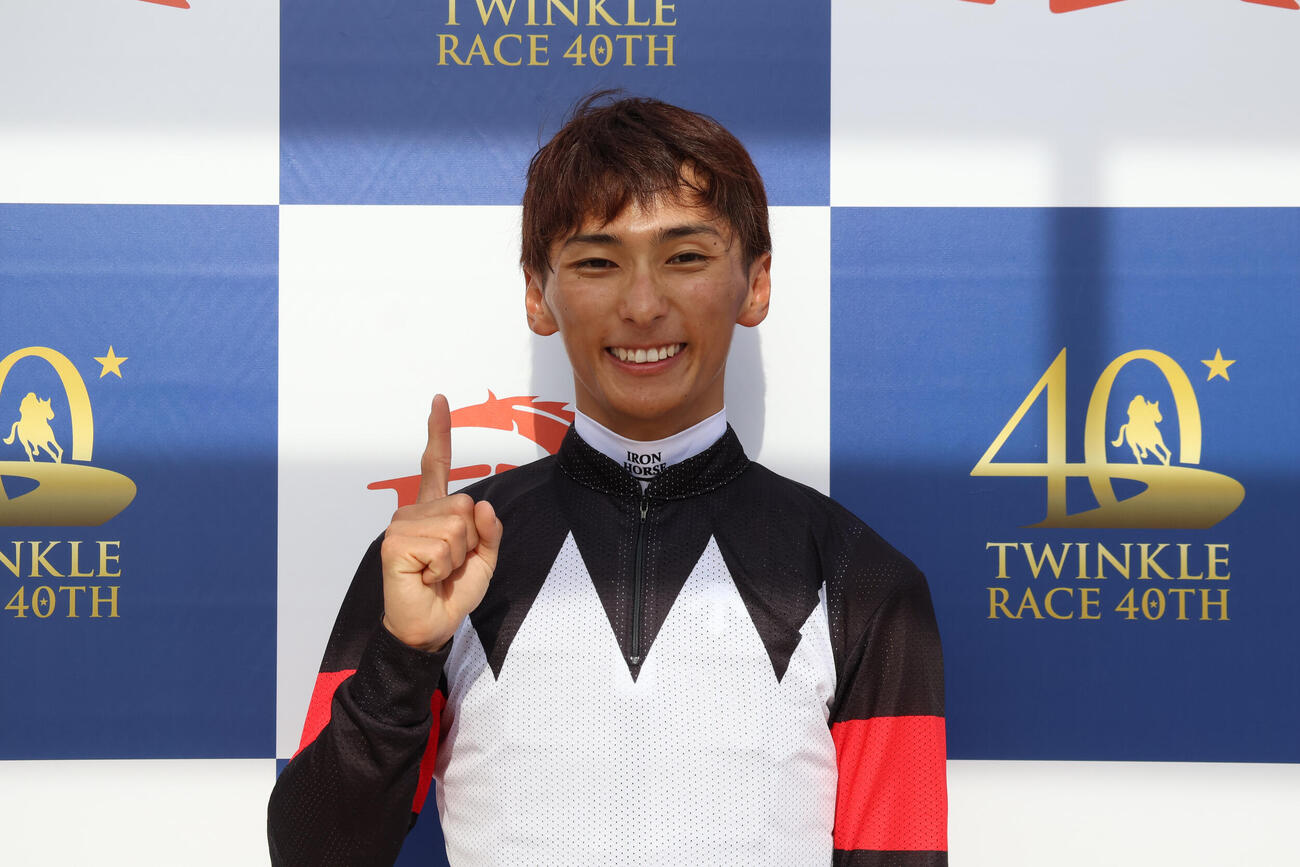 19日、初勝利を挙げ「1」ポーズを取る大井の西優哉騎手