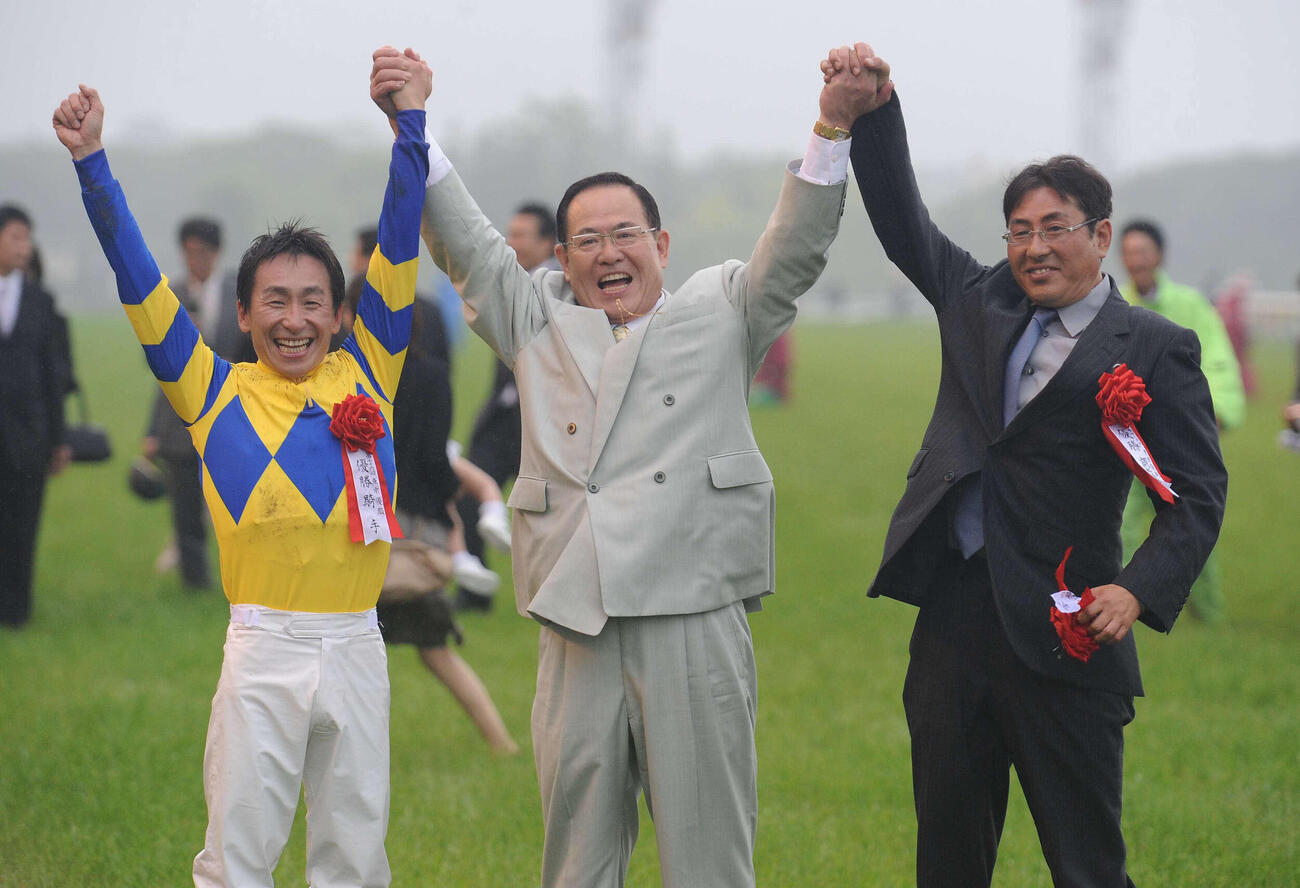 第76回日本ダービー　表彰式終了後喜びを爆発させる、左から横山典弘騎手、久米田正明オーナー、萩原清調教師（2009年5月31日撮影）