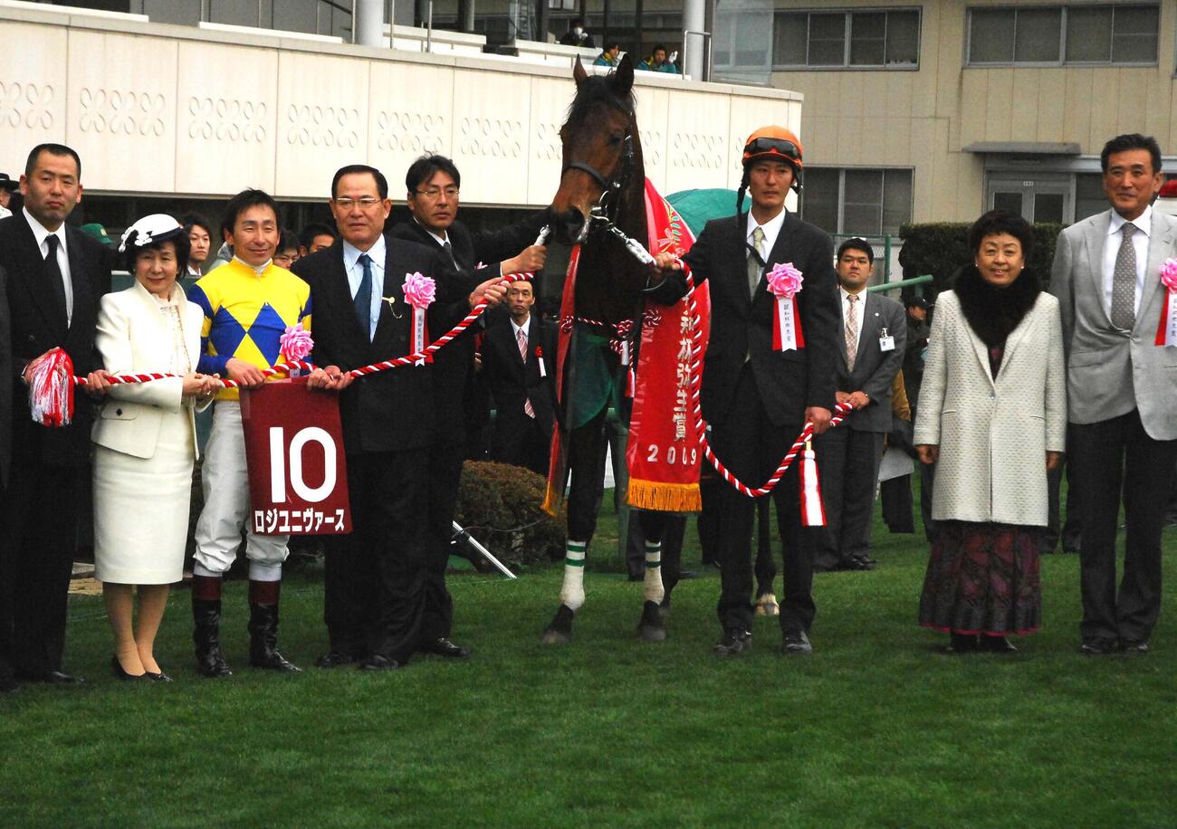 第46回弥生賞1着のロジユニヴァースと横山典弘騎手（左から3人目）。左から5人目、萩原清調教師（2009年3月8日撮影）