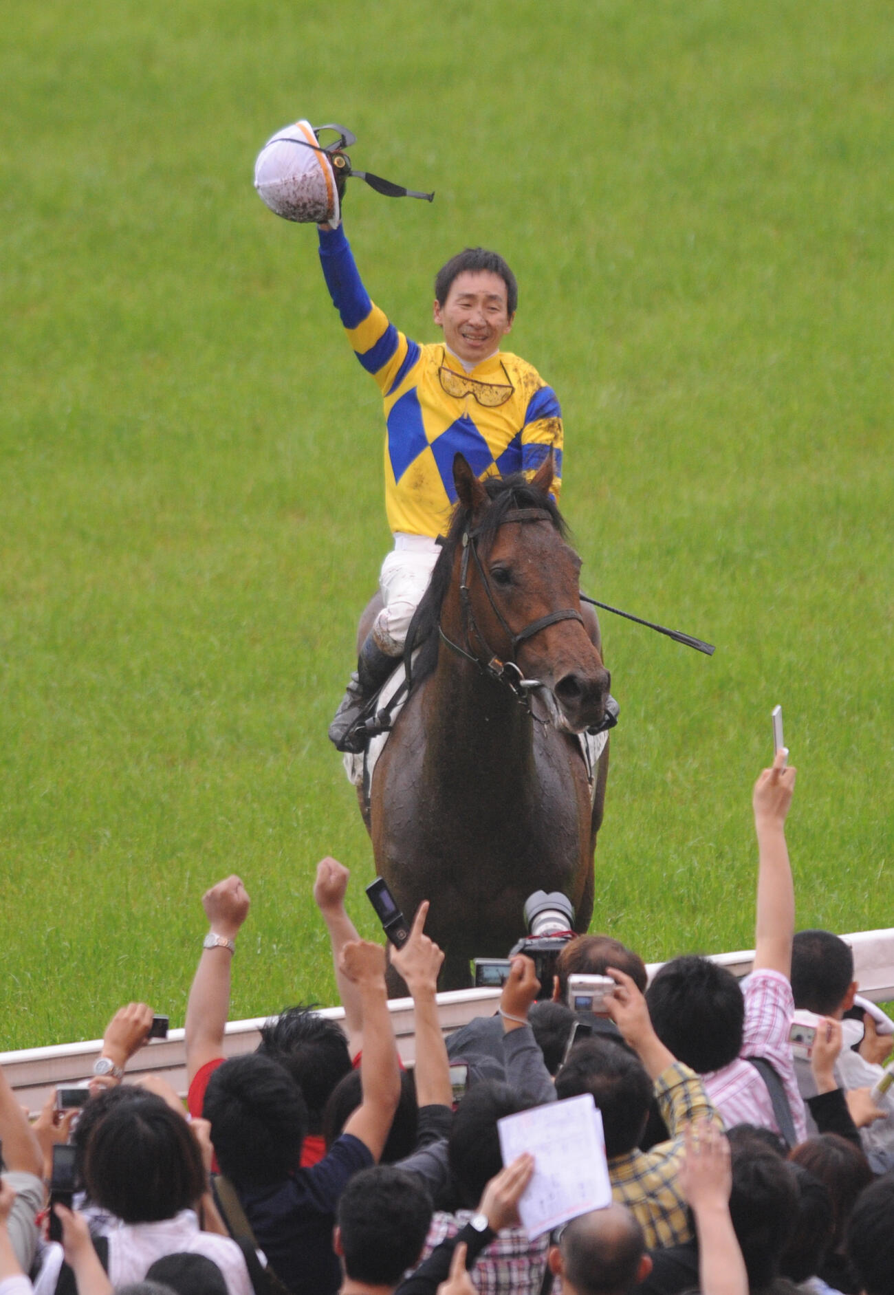 日本ダービーを優勝したロジユニヴァース、横山典弘騎手はファンの声援に帽子をとってこたえた（2009年5月31日撮影）