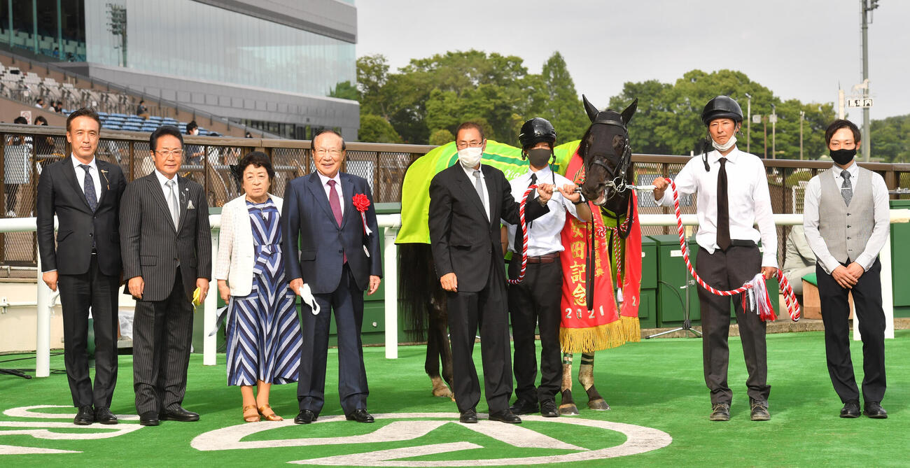 安田記念を制したダノンキングリー口取り式、左から4人目は野田順弘オーナー、萩原清調教師（2021年6月8日撮影）