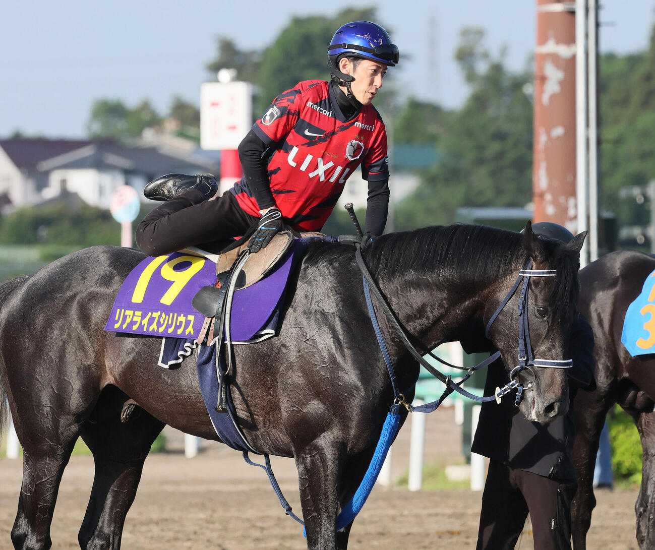 20日、追い切りを終えたリアライズシリウスと下馬する津村明秀騎手