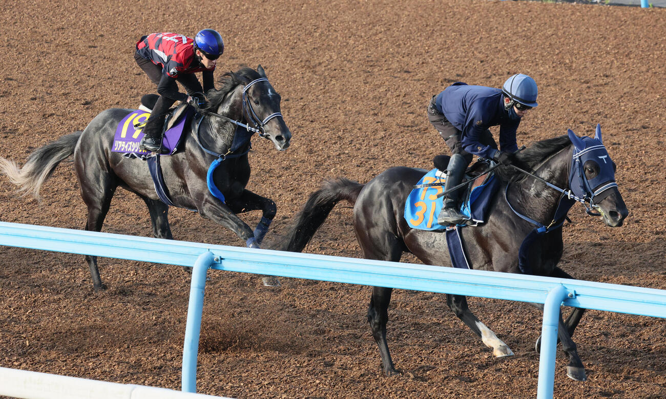 20日、リアライズシリウス（左）は津村明秀騎手を背に美浦ウッドでフォルラニーニと併せて追い切られた