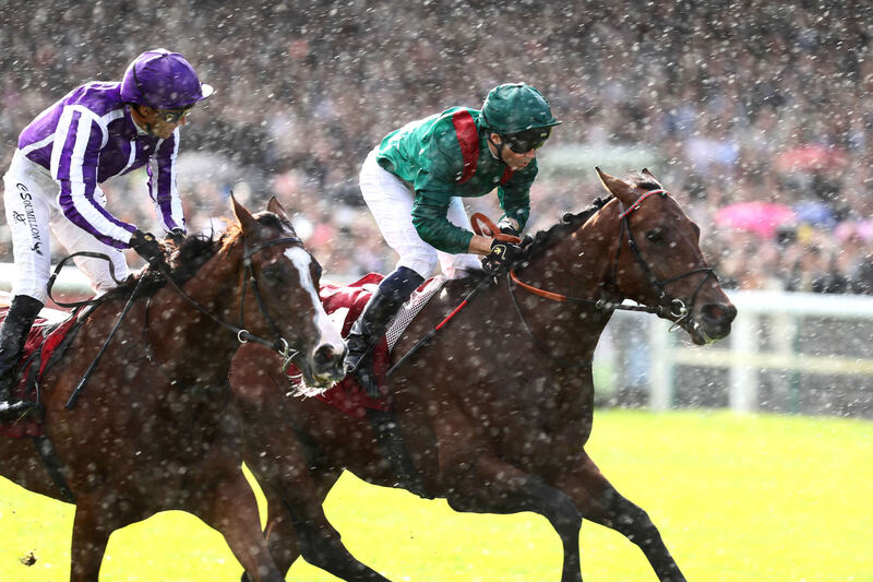 凱旋門賞を制したダリズ（右）とミニーホーク(C)France Galop