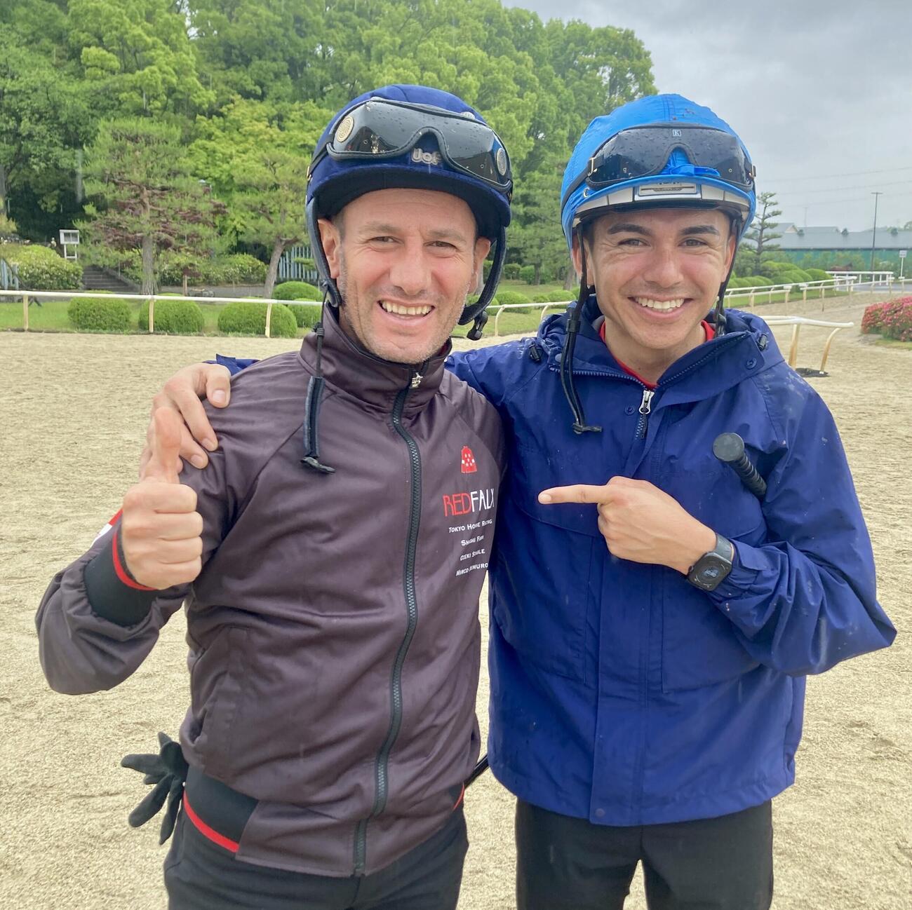 栗東トレセンを初訪問したフランシスコ・ゴンサルベス騎手（右）とミルコ・デムーロ騎手（撮影・太田尚樹）