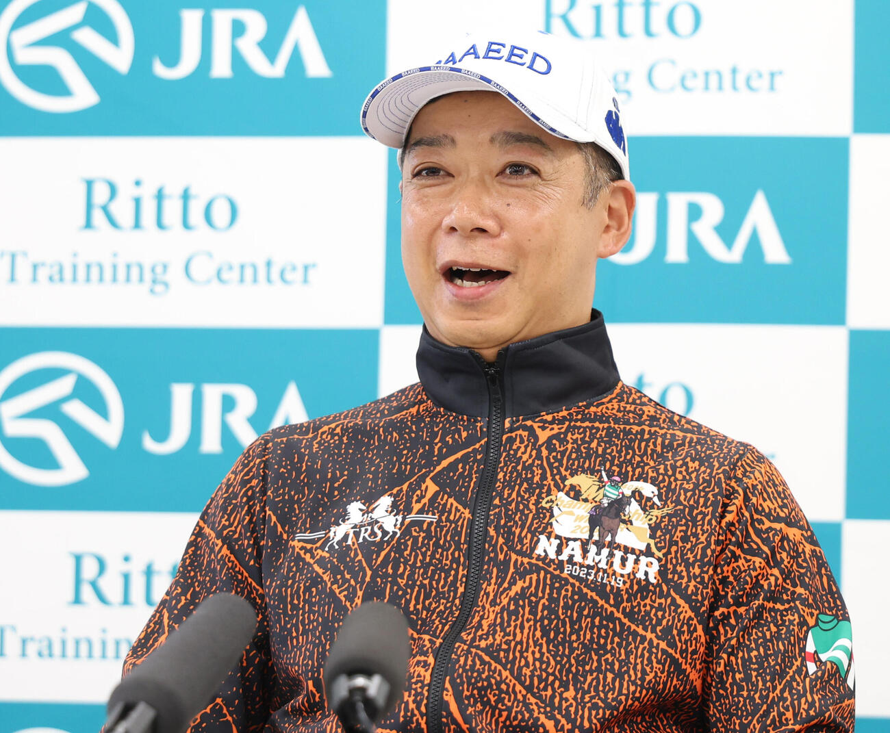 20日、共同会見に出席する高野友和調教師
