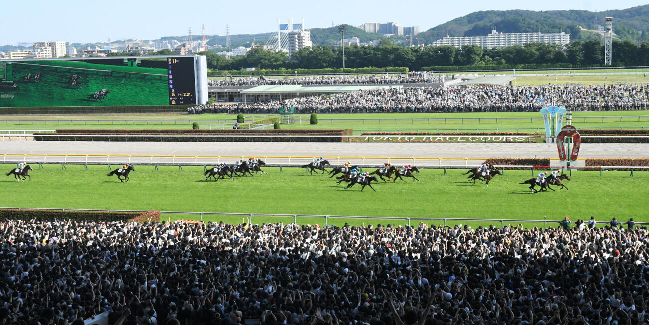 2022年、大観衆で埋まった東京競馬場。第89回日本ダービーはドウデュース（右端）が制した