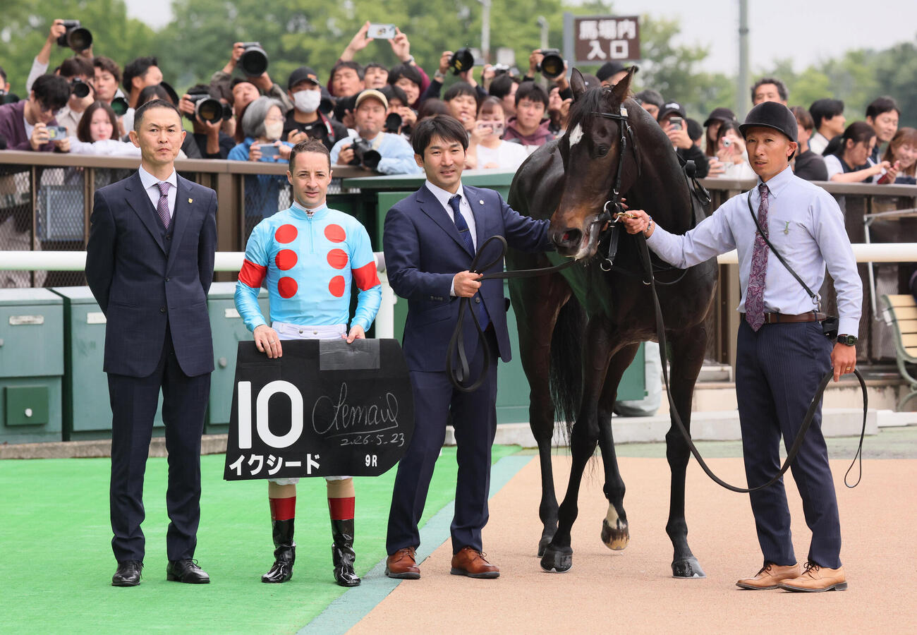 東京9R、カーネーションCを制したイクシードの口取りをする木村哲也調教師とクリストフ・ルメール騎手（撮影・丹羽敏通）