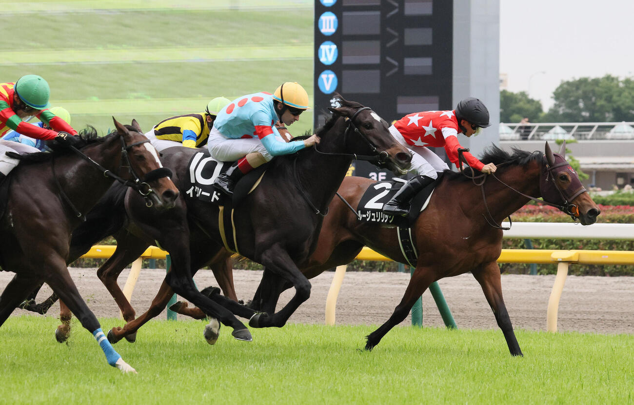 東京9R、ゴール手前で差し切ってカーネーションCを制したイクシードとクリストフ・ルメール騎手（中央）（撮影・丹羽敏通）