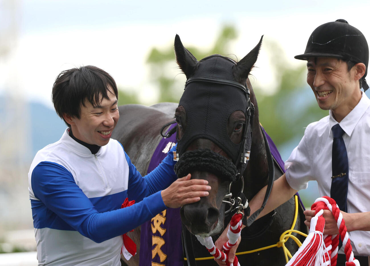 京都11R、平安Sを快勝したロードクロンヌをねぎらう横山和生騎手（左）（撮影・白石智彦）