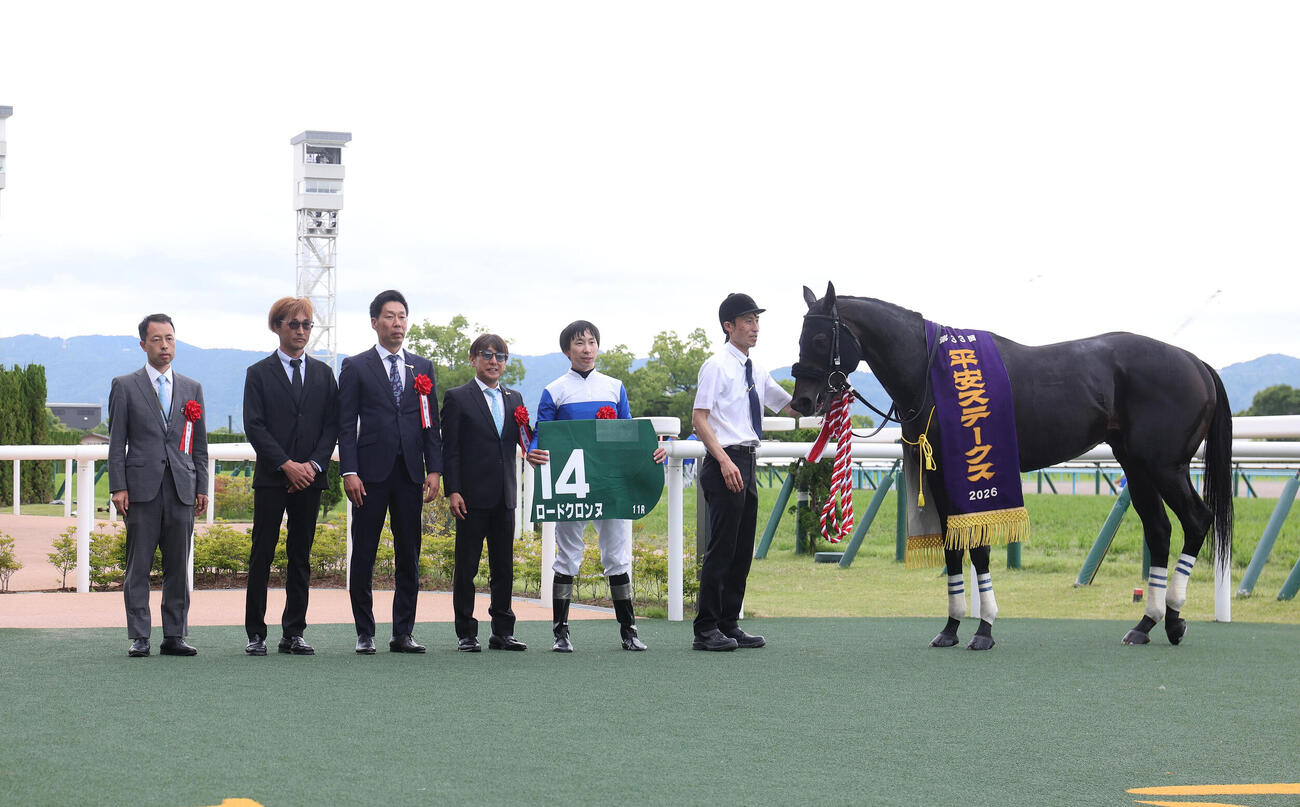 京都11R、平安Sを快勝したロードクロンヌと口取りに並ぶ横山和生騎手（右から2人目）（撮影・白石智彦）